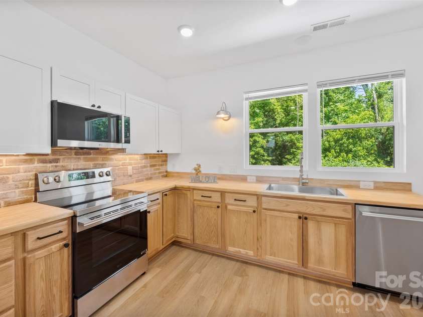 1003 College Boulevard, Dallas, NC 28034.  MLS# CAR4394111, YatesRealty ID 31191. 