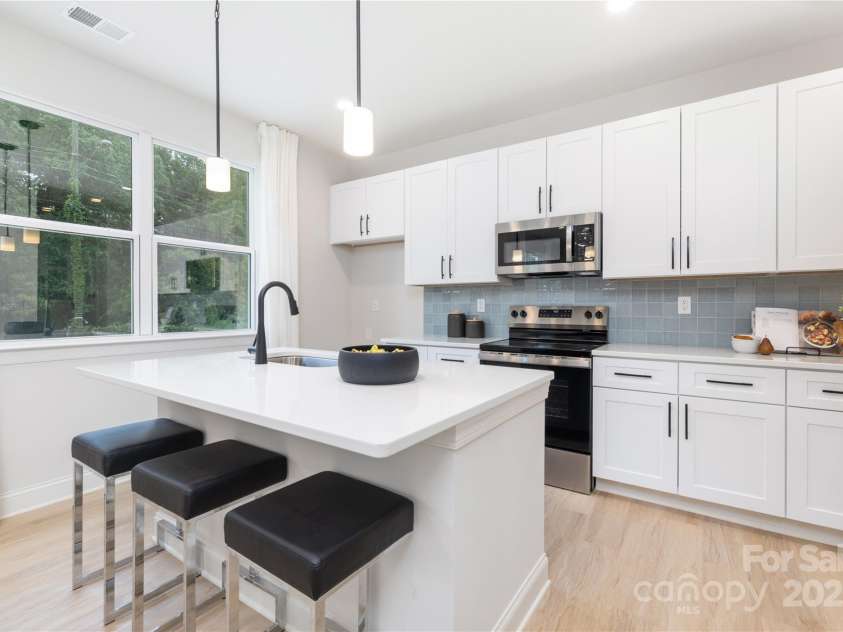 6331 Carver Boulevard, Charlotte, NC 28269.  MLS# CAR4286336, YatesRealty ID 31192. 