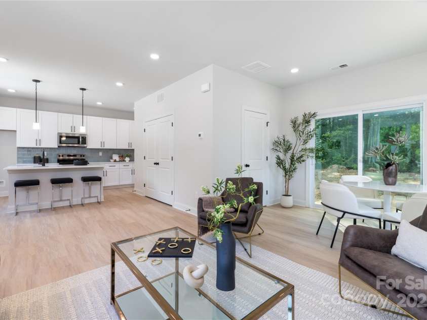 6331 Carver Boulevard, Charlotte, NC 28269.  MLS# CAR4286336, YatesRealty ID 31192. 