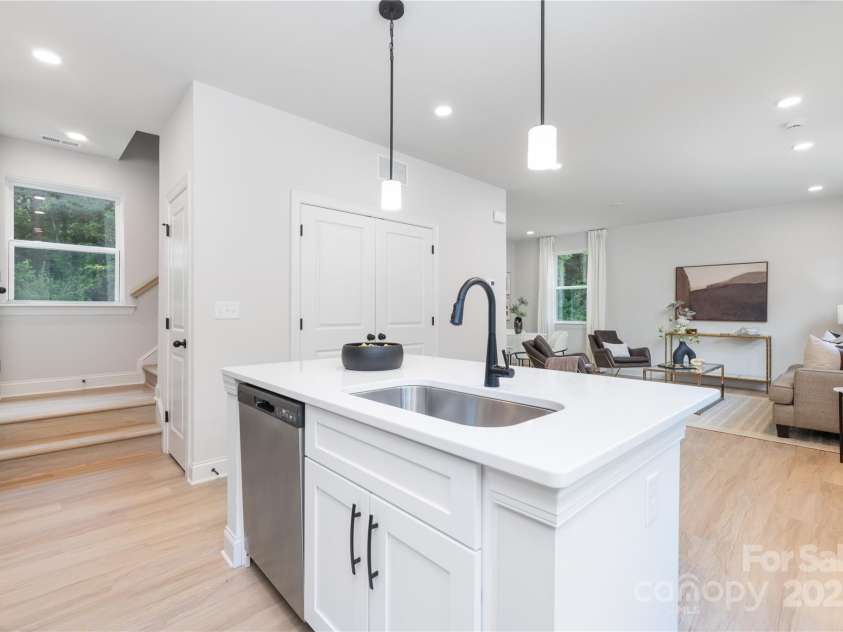 6331 Carver Boulevard, Charlotte, NC 28269.  MLS# CAR4286336, YatesRealty ID 31192. 