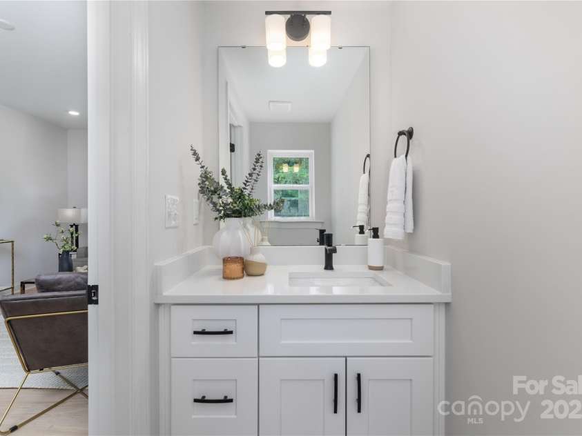 6331 Carver Boulevard, Charlotte, NC 28269.  MLS# CAR4286336, YatesRealty ID 31192. 
