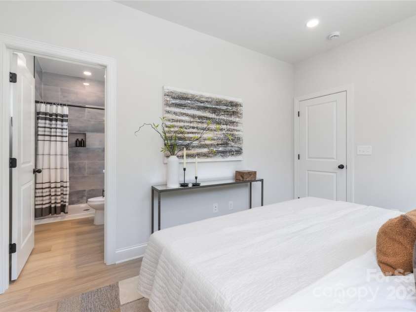 6331 Carver Boulevard, Charlotte, NC 28269.  MLS# CAR4286336, YatesRealty ID 31192. 