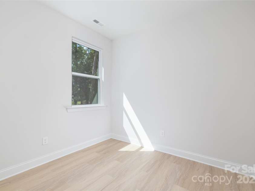 6331 Carver Boulevard, Charlotte, NC 28269.  MLS# CAR4286336, YatesRealty ID 31192. 