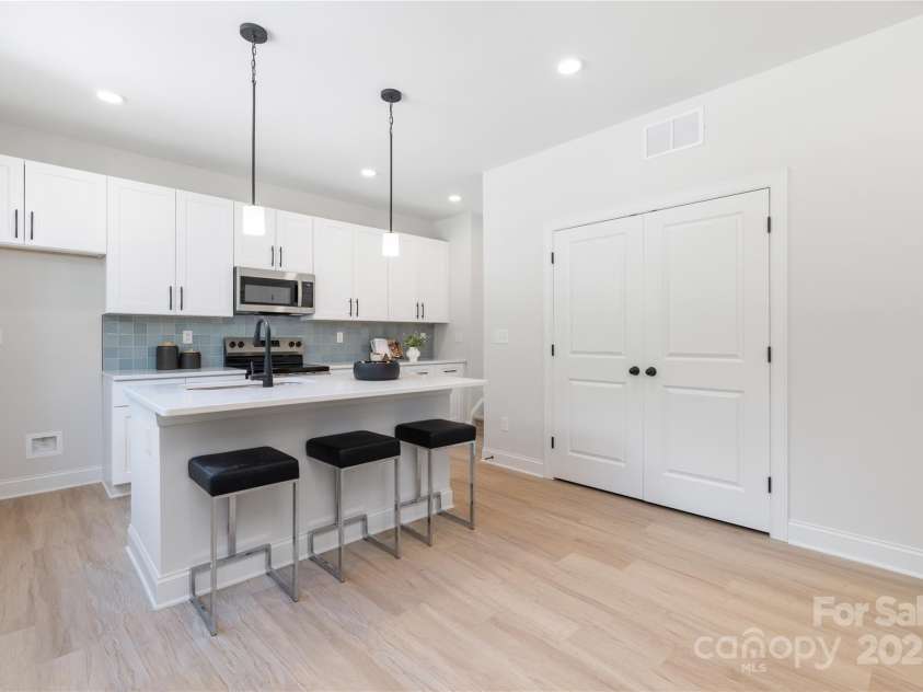 6331 Carver Boulevard, Charlotte, NC 28269.  MLS# CAR4286336, YatesRealty ID 31192. 
