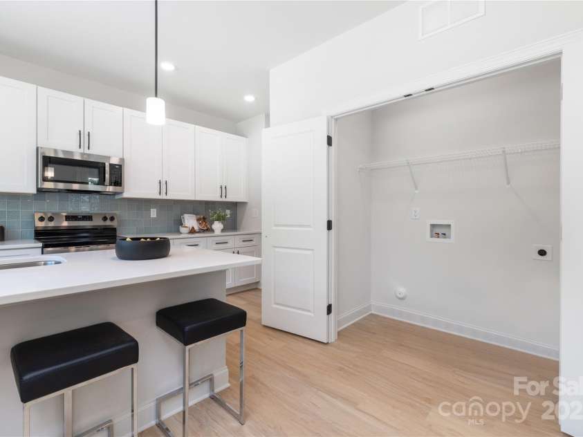 6331 Carver Boulevard, Charlotte, NC 28269.  MLS# CAR4286336, YatesRealty ID 31192. 