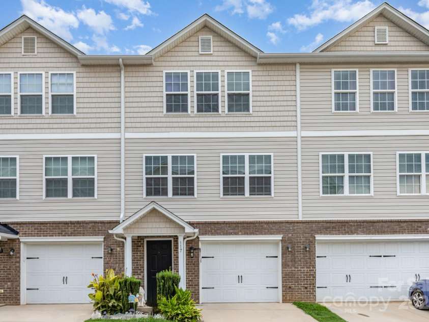 117 Langhorne Drive, Mount Holly, NC 28120.  MLS# CAR4286281, YatesRealty ID 31193. 