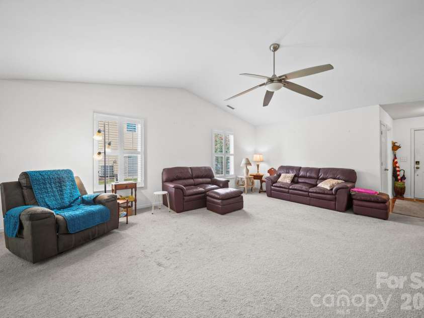627 Smokehouse Lane, Albemarle, NC 28001.  MLS# CAR4412094, YatesRealty ID 31194. Great Room