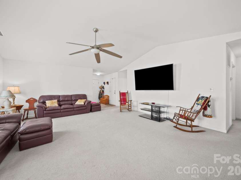627 Smokehouse Lane, Albemarle, NC 28001.  MLS# CAR4412094, YatesRealty ID 31194. Great Room