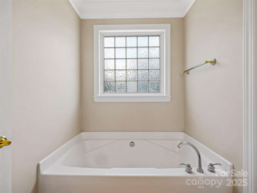 9 Foggy Glen Drive, Arden, NC 28704.  MLS# CAR4283616, YatesRealty ID 31194. 