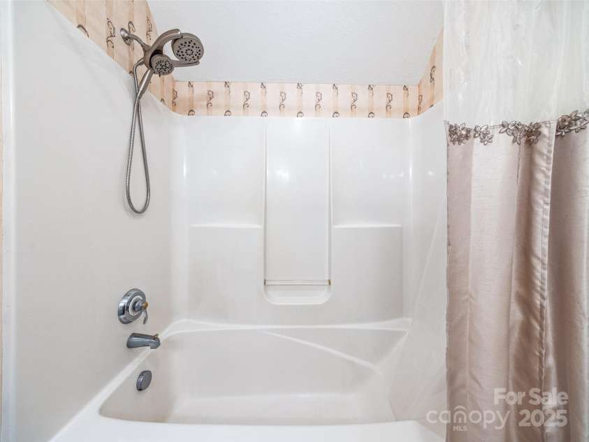 9 Foggy Glen Drive, Arden, NC 28704.  MLS# CAR4283616, YatesRealty ID 31194. 