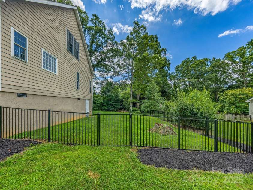 9 Foggy Glen Drive, Arden, NC 28704.  MLS# CAR4283616, YatesRealty ID 31194. 