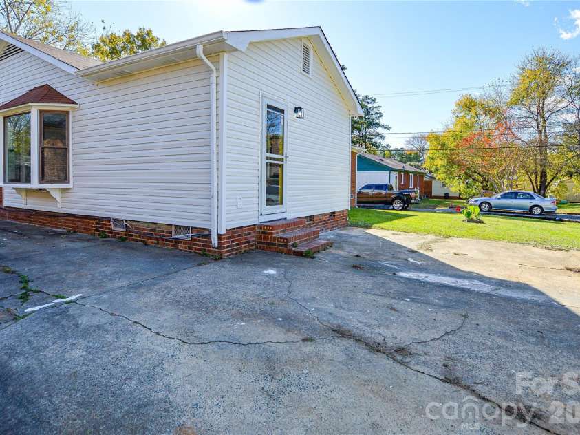 9313 Trinity Road, Charlotte, NC 28216.  MLS# CAR4393503, YatesRealty ID 31195. 