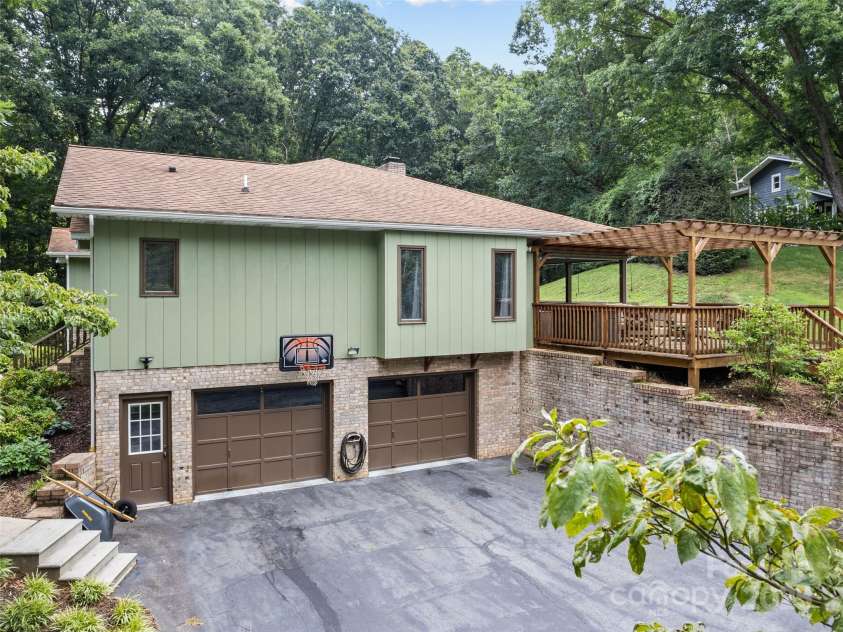 401 Nelson Street, Clyde, NC 28721.  MLS# CAR4284898, YatesRealty ID 31196. 