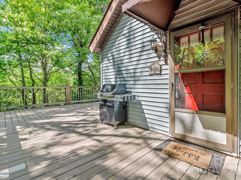 571 Tsisqua Circle, Brevard, NC 28712.  MLS# CAR4392481, YatesRealty ID 31196. 
