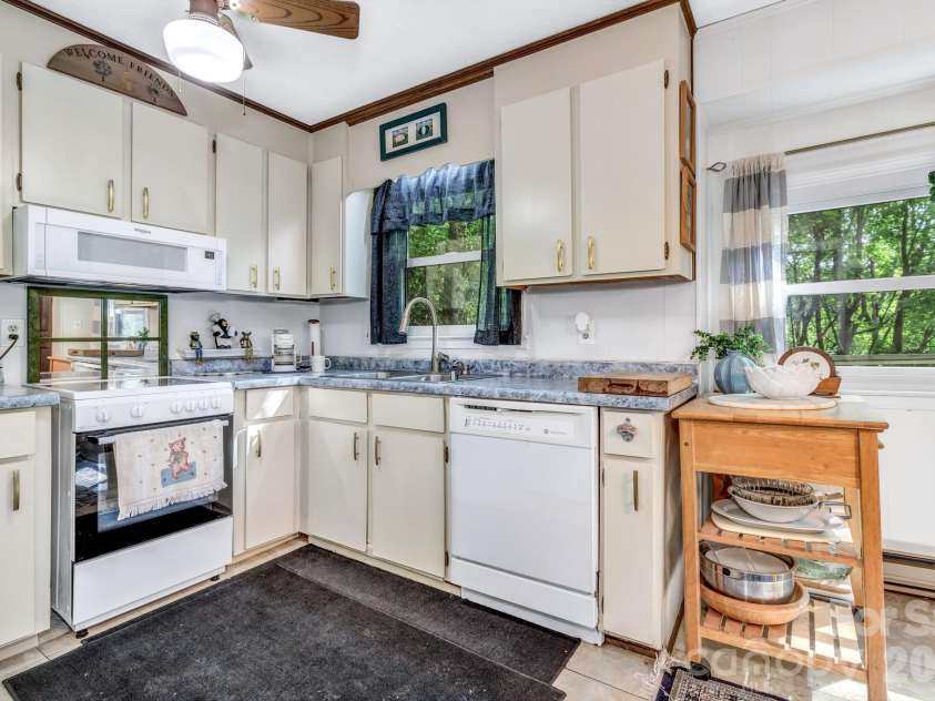 571 Tsisqua Circle, Brevard, NC 28712.  MLS# CAR4392481, YatesRealty ID 31196. 