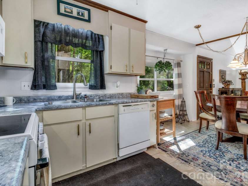 571 Tsisqua Circle, Brevard, NC 28712.  MLS# CAR4392481, YatesRealty ID 31196. 