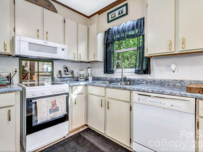 571 Tsisqua Circle, Brevard, NC 28712.  MLS# CAR4392481, YatesRealty ID 31196. 