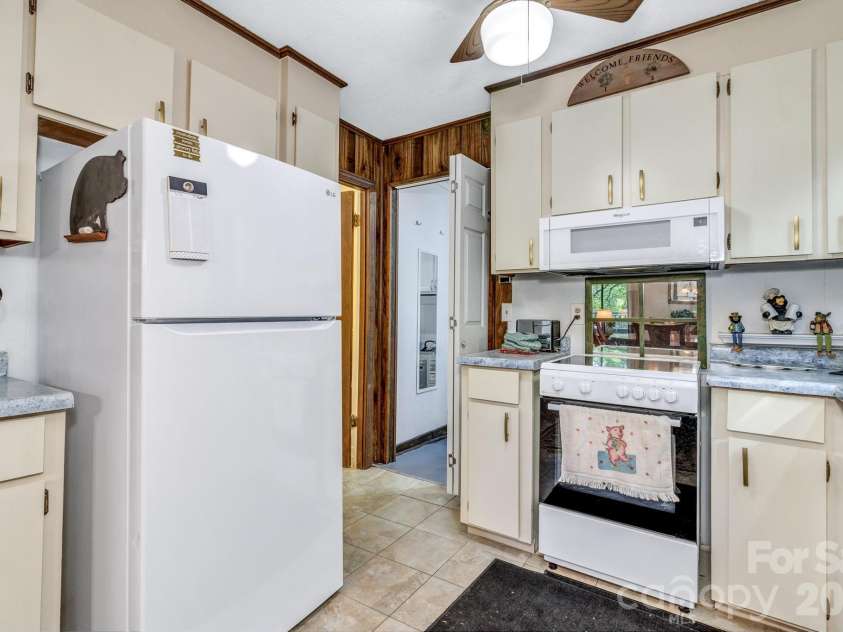 571 Tsisqua Circle, Brevard, NC 28712.  MLS# CAR4392481, YatesRealty ID 31196. 