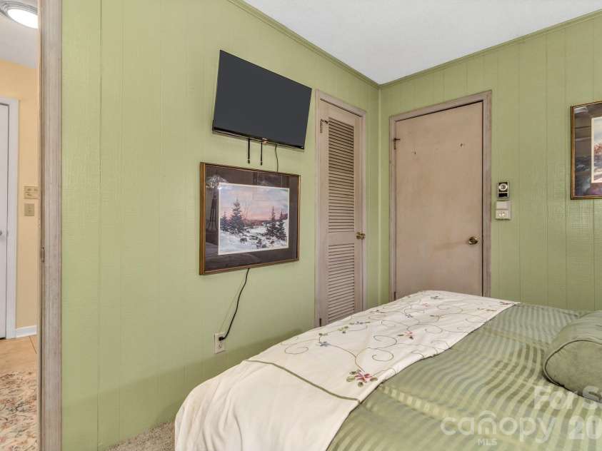 571 Tsisqua Circle, Brevard, NC 28712.  MLS# CAR4392481, YatesRealty ID 31196. 