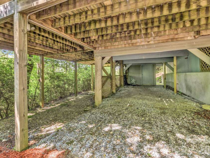 571 Tsisqua Circle, Brevard, NC 28712.  MLS# CAR4392481, YatesRealty ID 31196. 