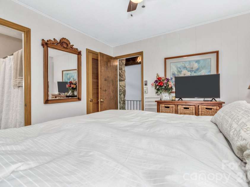 571 Tsisqua Circle, Brevard, NC 28712.  MLS# CAR4392481, YatesRealty ID 31196. 