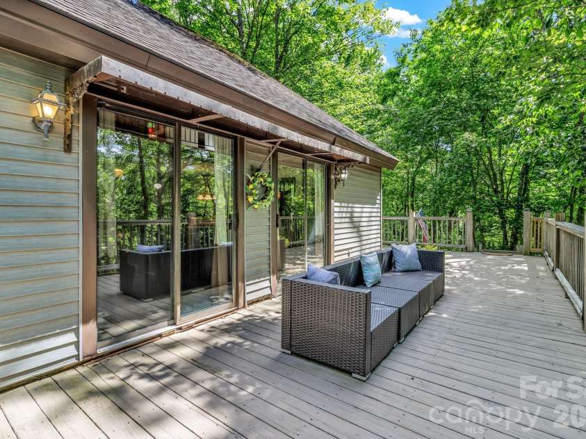 571 Tsisqua Circle, Brevard, NC 28712.  MLS# CAR4392481, YatesRealty ID 31196. 