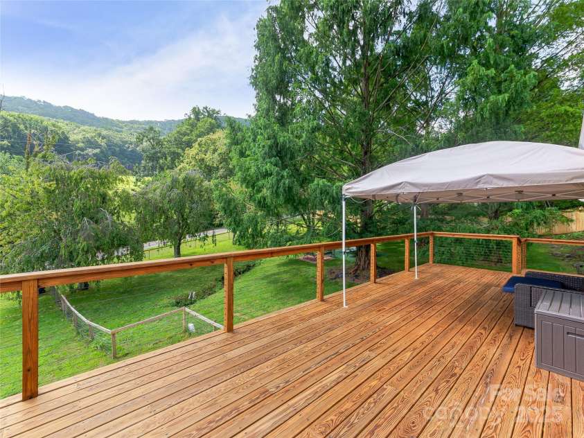 190 Smith Cove Road, Candler, NC 28715.  MLS# CAR4286346, YatesRealty ID 31198. 