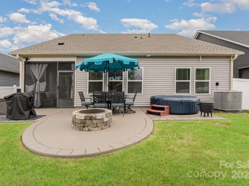 9274 Dunwich Drive, Gastonia, NC 28056.  MLS# CAR4268308, YatesRealty ID 31199. 