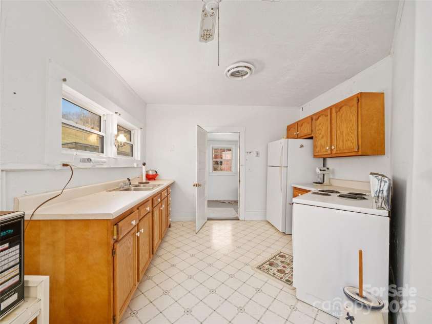 321 Lyle Lane, Green Mountain, NC 28740.  MLS# CAR4320356, YatesRealty ID 312. 