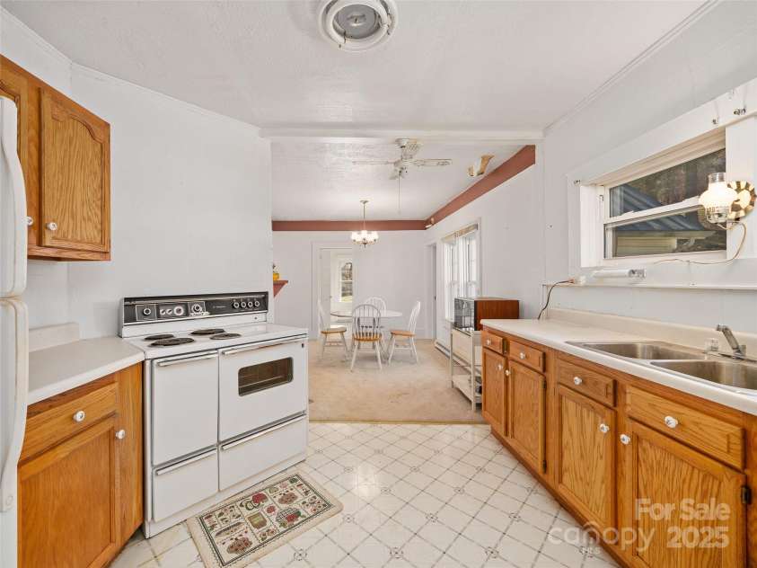 321 Lyle Lane, Green Mountain, NC 28740.  MLS# CAR4320356, YatesRealty ID 312. 