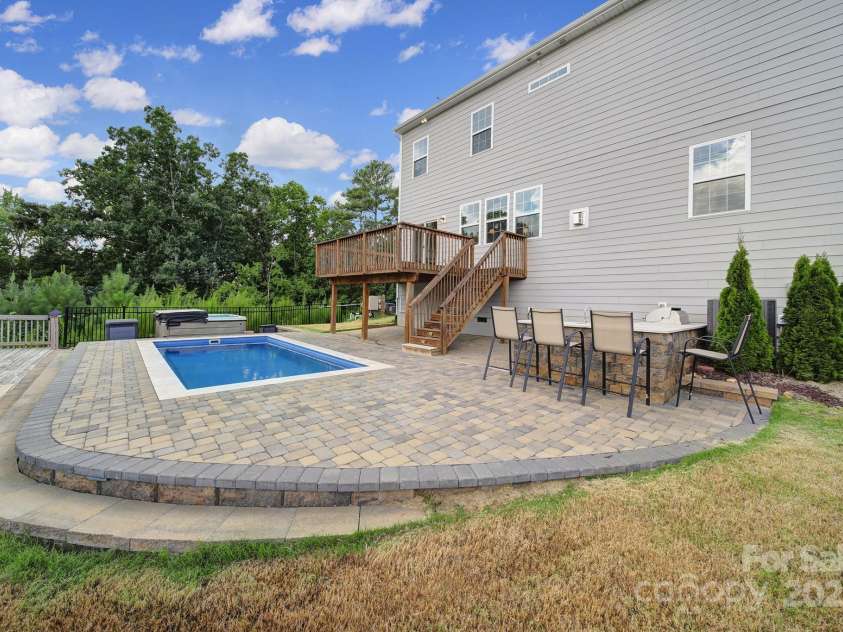 17237 Rider Wood Lane, Charlotte, NC 28278.  MLS# CAR4285511, YatesRealty ID 31201. 