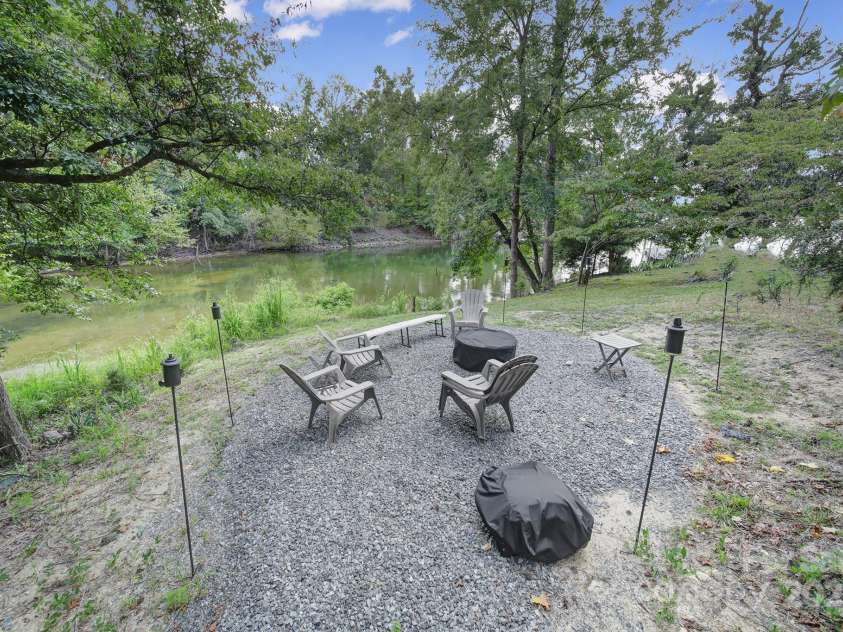 17237 Rider Wood Lane, Charlotte, NC 28278.  MLS# CAR4285511, YatesRealty ID 31201. 