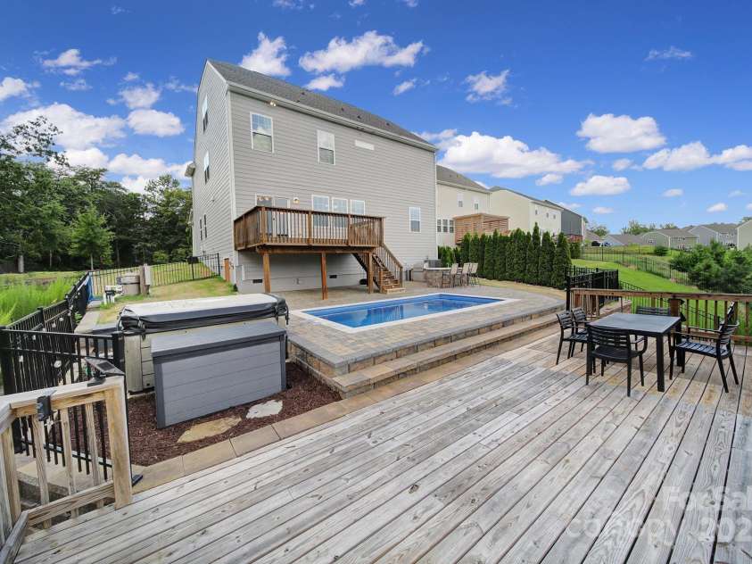 17237 Rider Wood Lane, Charlotte, NC 28278.  MLS# CAR4285511, YatesRealty ID 31201. 