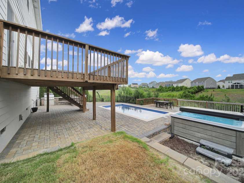 17237 Rider Wood Lane, Charlotte, NC 28278.  MLS# CAR4285511, YatesRealty ID 31201. 