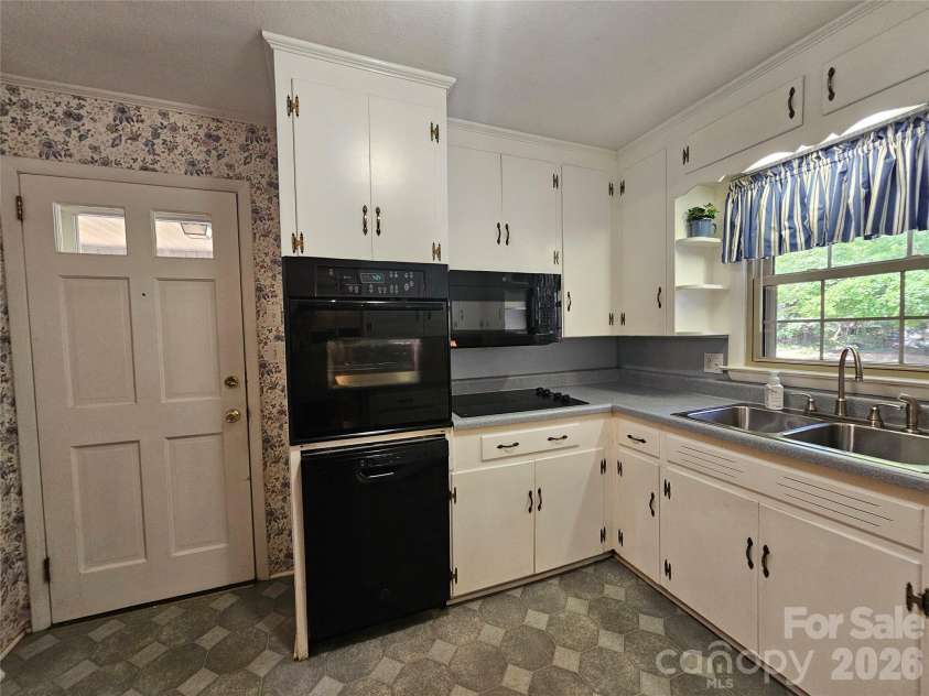 331 Woodside Drive, Shelby, NC 28150.  MLS# CAR4387360, YatesRealty ID 31201. 