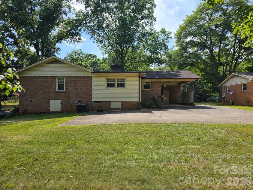 331 Woodside Drive, Shelby, NC 28150.  MLS# CAR4387360, YatesRealty ID 31201. 
