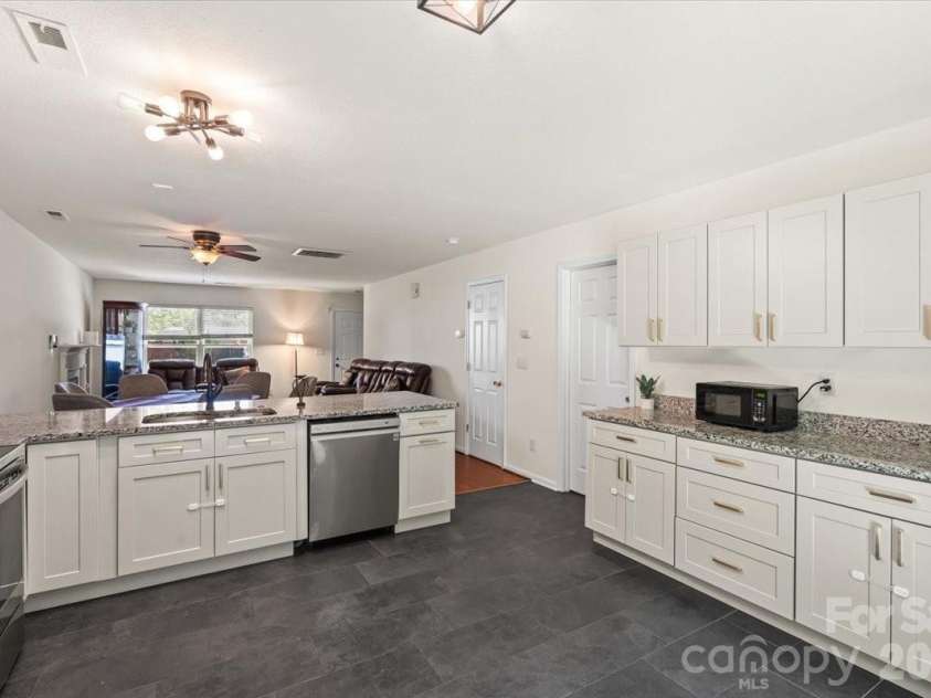 3119 Decapolis Drive, Charlotte, NC 28215.  MLS# CAR4385642, YatesRealty ID 31202. 