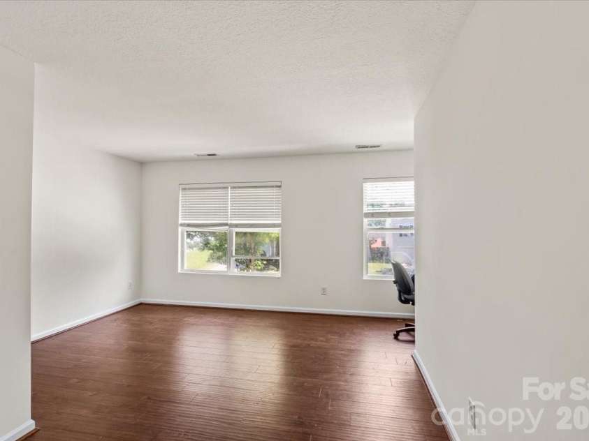 3119 Decapolis Drive, Charlotte, NC 28215.  MLS# CAR4385642, YatesRealty ID 31202. Large Loft