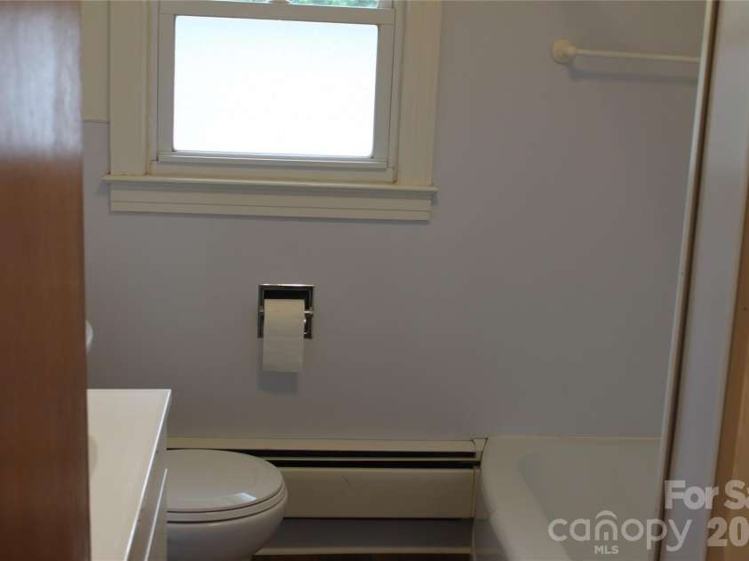 507 Dakota Street, Kannapolis, NC 28083.  MLS# CAR4382627, YatesRealty ID 31204. BATH ROOM
