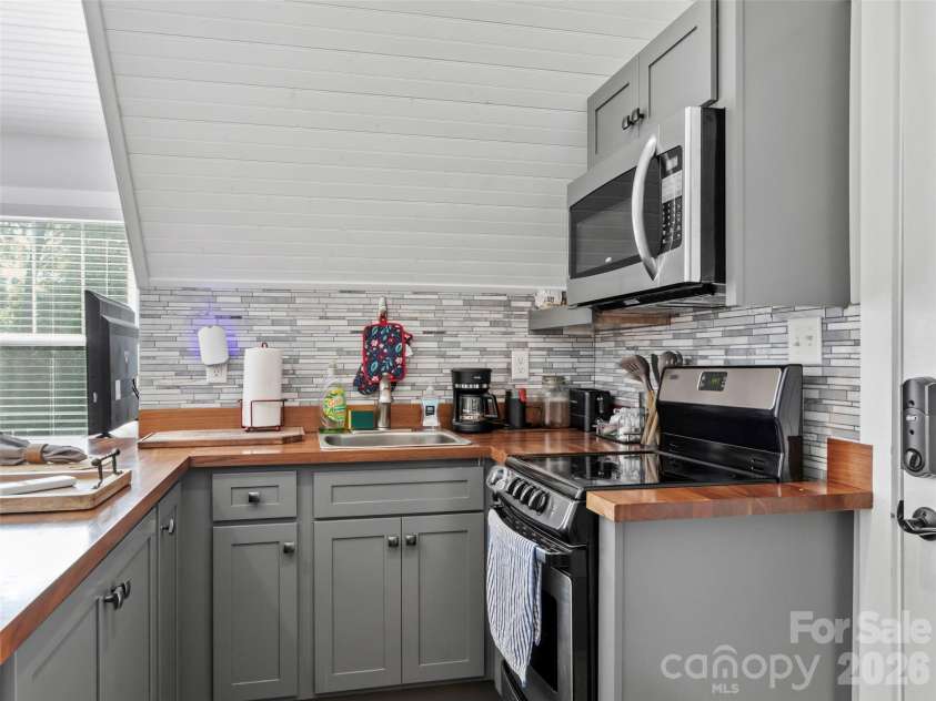 5 Fieldtop Lane, Arden, NC 28704.  MLS# CAR4386658, YatesRealty ID 31206. 