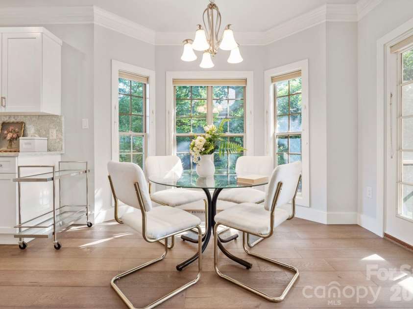 526 Ballymote Court, Matthews, NC 28104.  MLS# CAR4388258, YatesRealty ID 31207. Breakfast Nook – Nestled among oversized windows, this bright and inviting breakfast nook offers a peaceful setting for casual dining while enjoying views of the surrounding landscape.