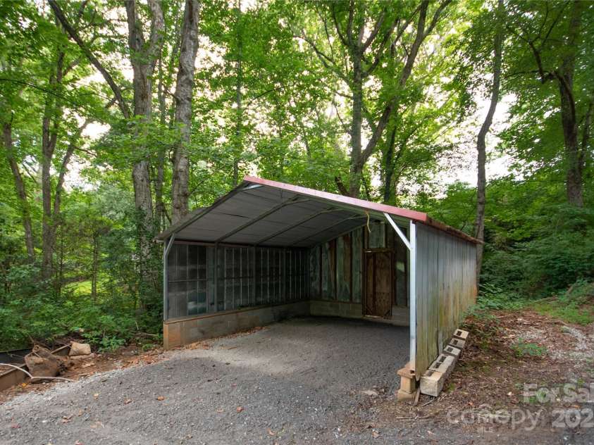 40 Pat Rogers Road, Franklin, NC 28734.  MLS# CAR4282169, YatesRealty ID 31209. 