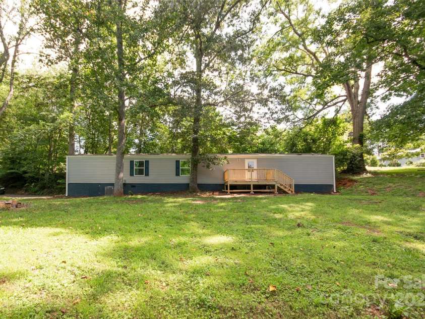 40 Pat Rogers Road, Franklin, NC 28734.  MLS# CAR4282169, YatesRealty ID 31209. 