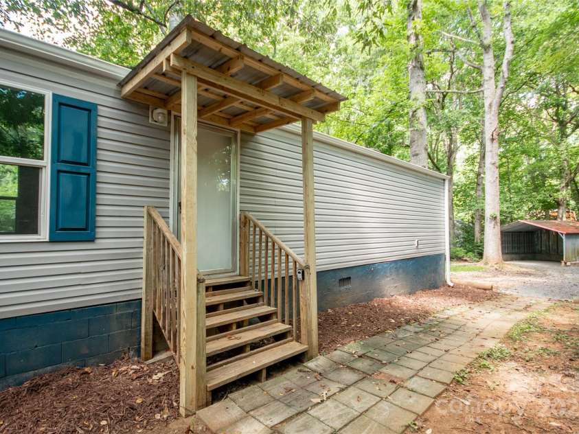 40 Pat Rogers Road, Franklin, NC 28734.  MLS# CAR4282169, YatesRealty ID 31209. 