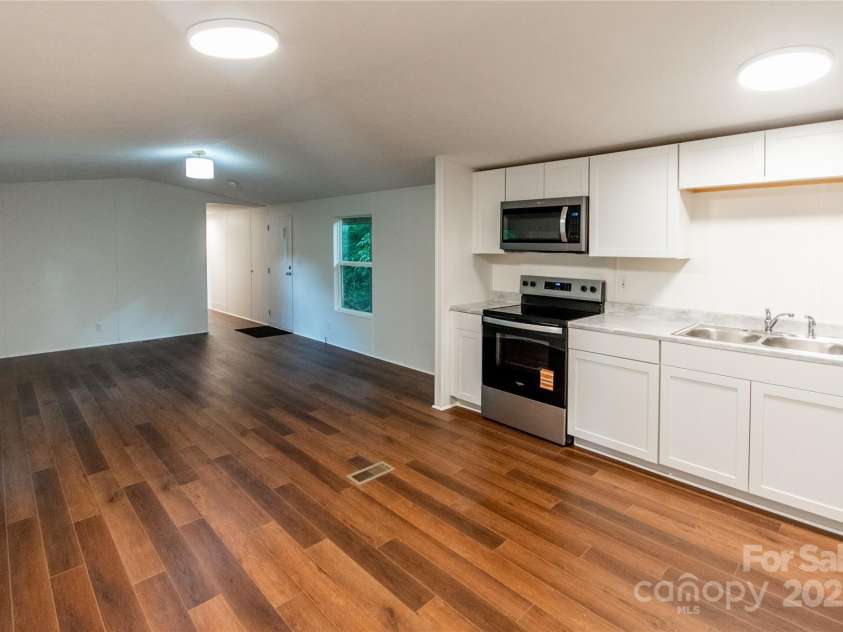 40 Pat Rogers Road, Franklin, NC 28734.  MLS# CAR4282169, YatesRealty ID 31209. Kitchen