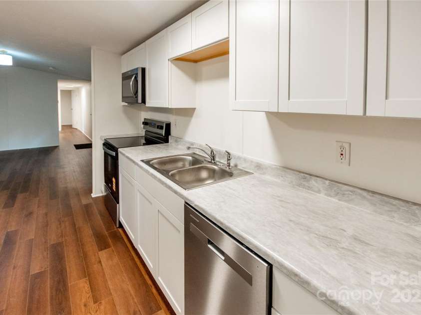40 Pat Rogers Road, Franklin, NC 28734.  MLS# CAR4282169, YatesRealty ID 31209. Kitchen