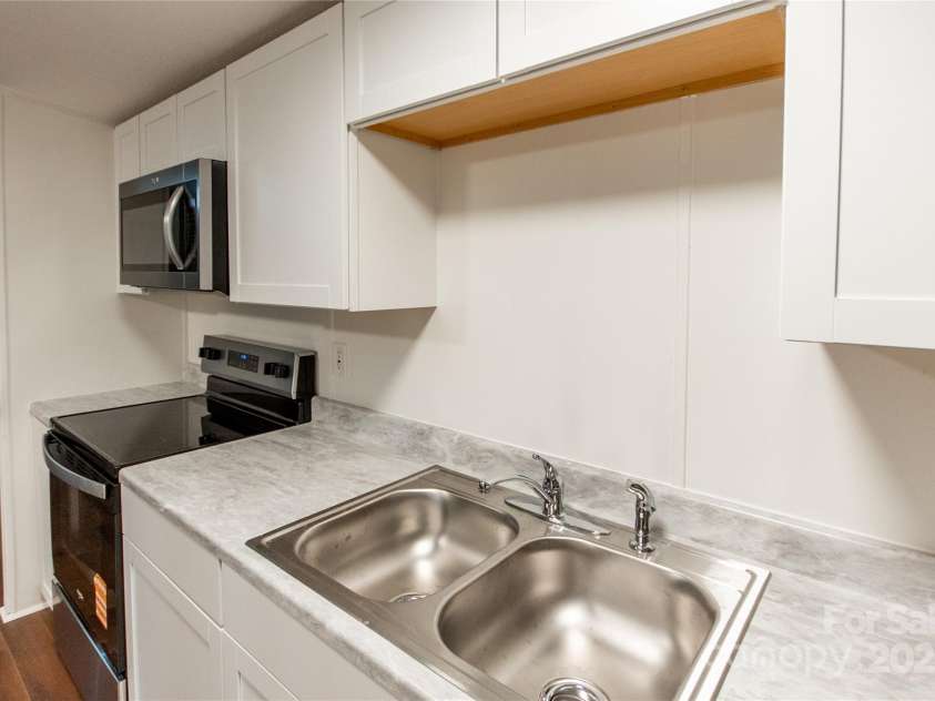40 Pat Rogers Road, Franklin, NC 28734.  MLS# CAR4282169, YatesRealty ID 31209. Kitchen