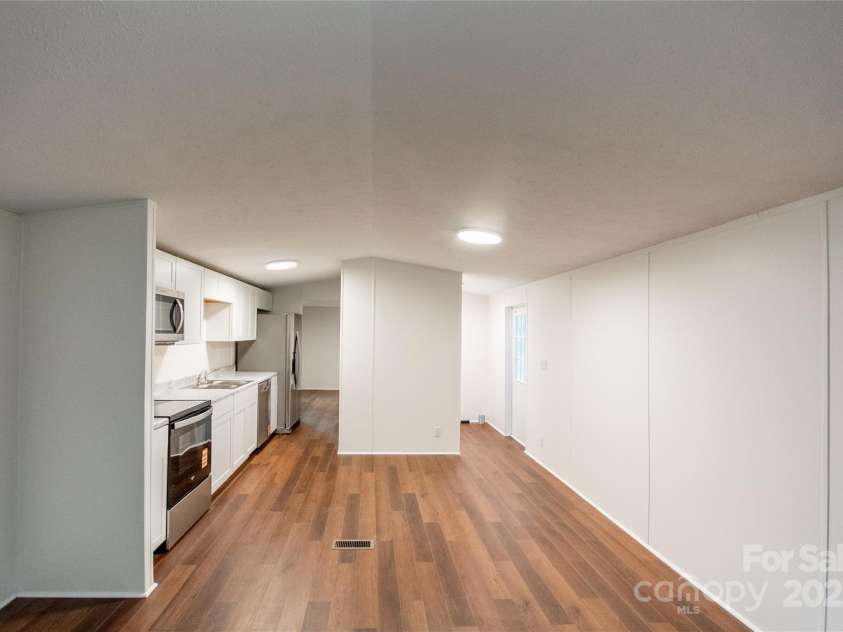 40 Pat Rogers Road, Franklin, NC 28734.  MLS# CAR4282169, YatesRealty ID 31209. Kitchen/dinning room