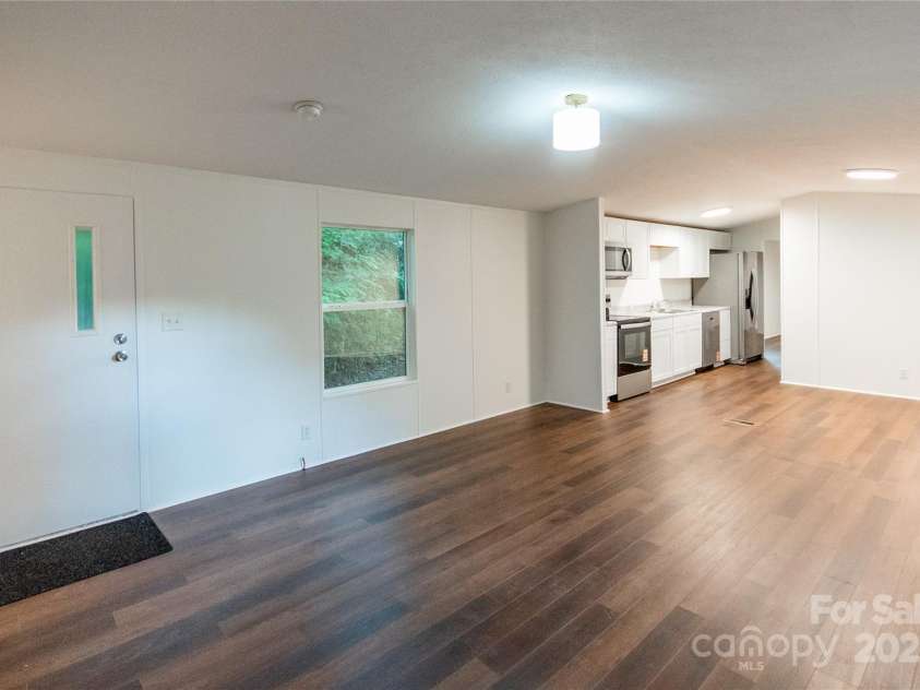 40 Pat Rogers Road, Franklin, NC 28734.  MLS# CAR4282169, YatesRealty ID 31209. Living Room/kitchen