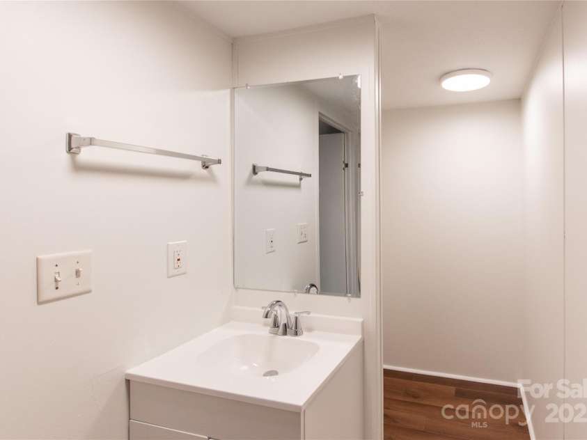 40 Pat Rogers Road, Franklin, NC 28734.  MLS# CAR4282169, YatesRealty ID 31209. Primary Bath